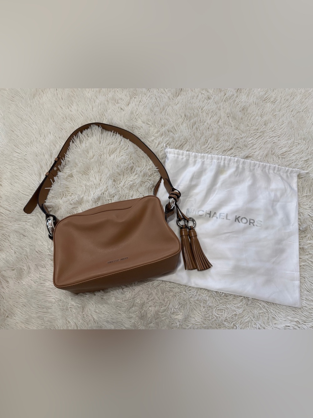 MICHAEL KORS Grand Daria Tan Leather Shoulder Bag Purse